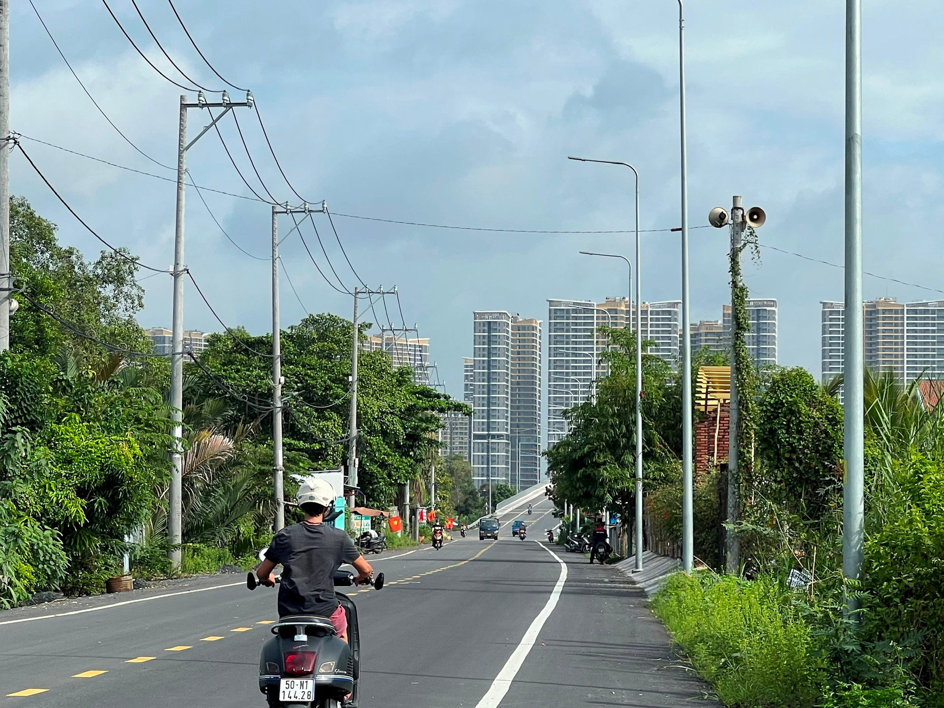 Nỗi niềm nhà đầu tư đất nền: Chê không mua rồi lại tiếc!